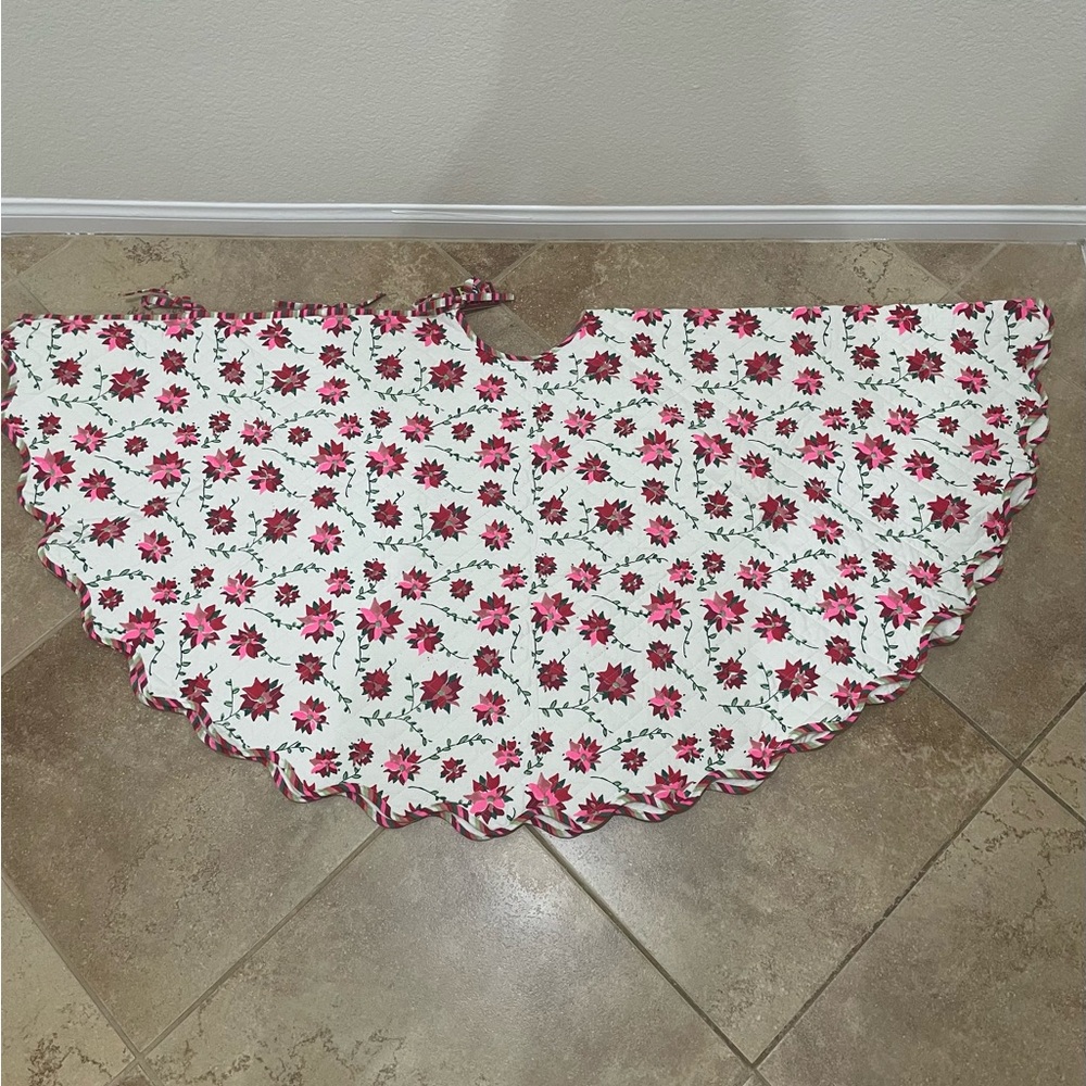 Poinsettia Quilted Tree Skirt New